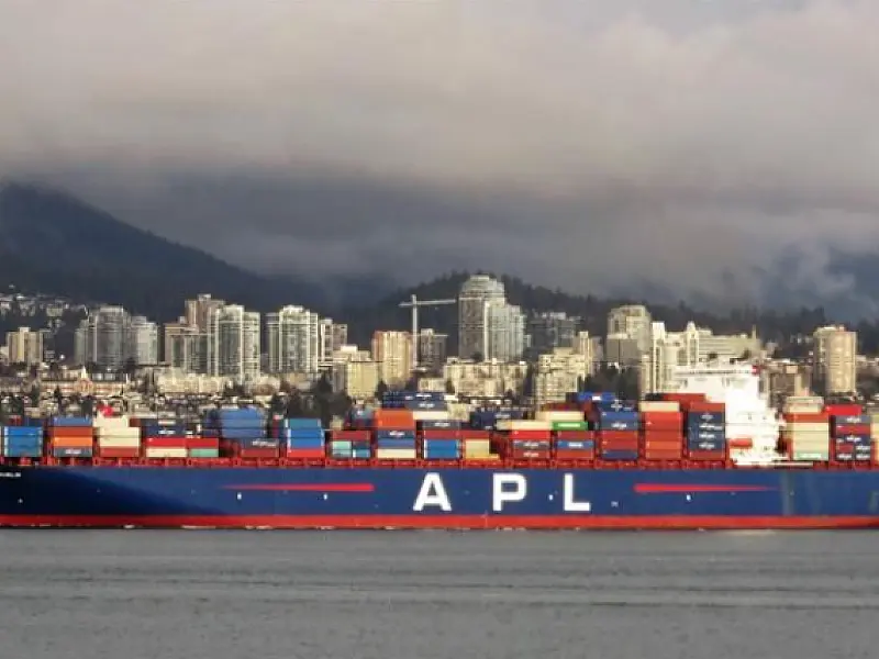 Navio mercante sairá do Porto de Santos e vai interromper a travessia de balsas