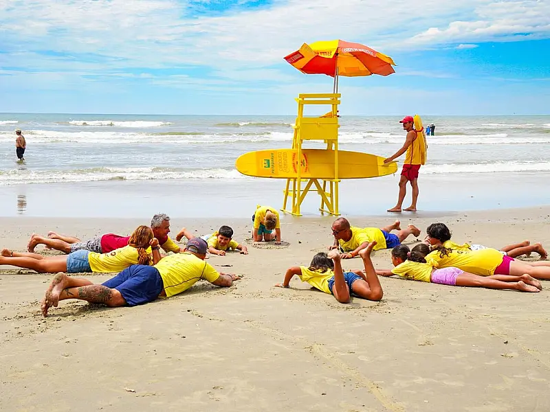 Mongaguá promove aulas gratuitas de surf em parceria com a ONG Esporte Vida