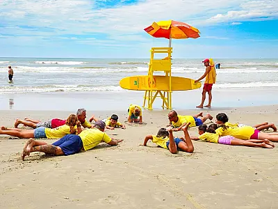 Mongaguá promove aulas gratuitas de surf em parceria com a ONG Esporte Vida