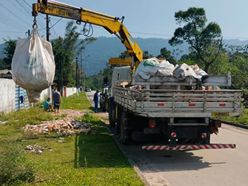Guarda Ambiental de PG flagra caminhão realizando descarte irregular de RCC