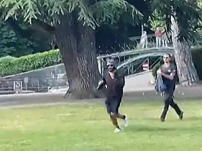 Homem que enfrentou esfaqueador de crianças na França é exaltado como 'herói da mochila'