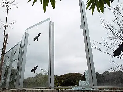 Muro da USP segue com vidros quebrados após 4 anos da inauguração