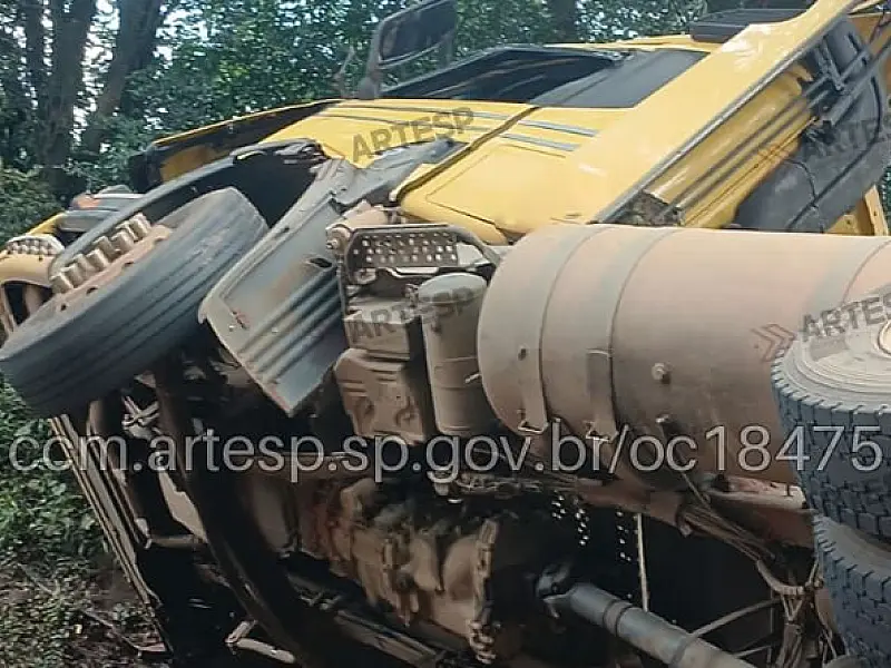 Tombamento de carreta interdita Rodovia Anchieta e provoca congestionamento