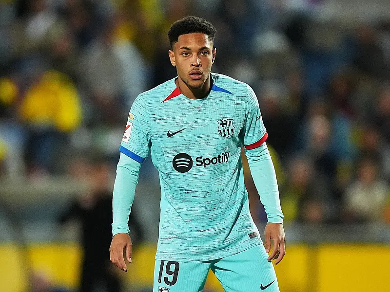 Vitor Roque ganha sobrevida no Barcelona com chegada de Hansi Flick