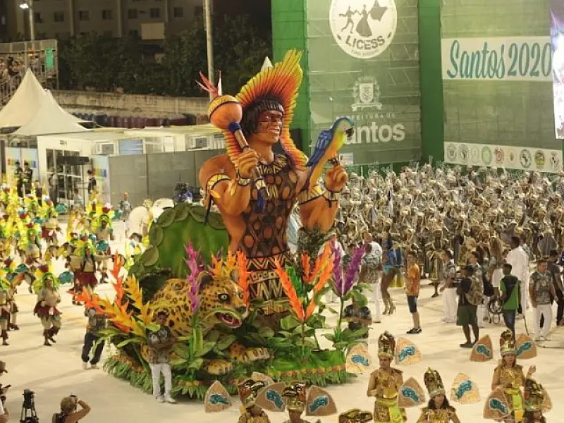 Santos adia desfile das escolas de samba