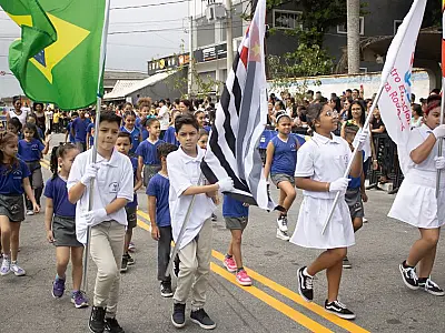 Mais de 1.300 alunos desfilam na Área Continental de São Vicente e encantam público