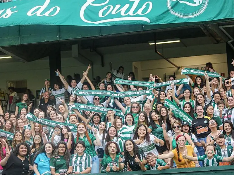 Torcida só de mulheres e crianças emociona treinador do Coritiba