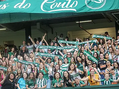 Torcida só de mulheres e crianças emociona treinador do Coritiba