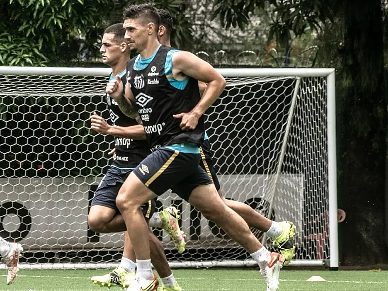 Velázquez aposta em pré-temporada por vaga no time