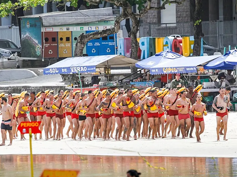 Guarda-vidas temporários iniciam curso preparatório em Guarujá