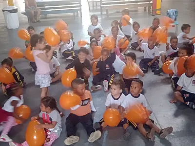 Abril Laranja conscientiza alunos da UE Província de Okinawa contra maus-tratos aos animais