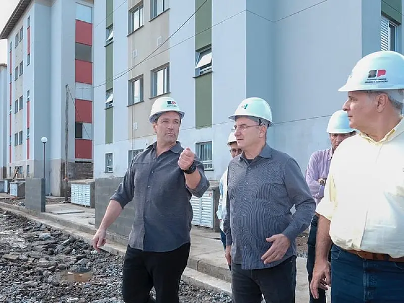Governo do Estado vistoria obras de 820 moradias em Guarujá