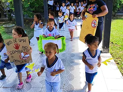 Crianças do Neic visitam Usafa do bairro para orientar pacientes sobre dengue