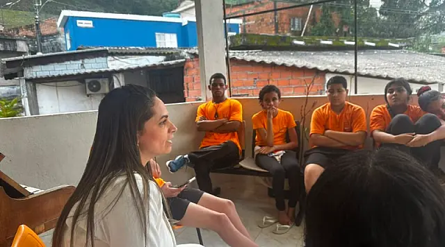 Instituto Sinfonia promove roda de conversa sobre Agosto Lilás com alunos da Cota 200