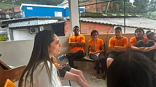 Instituto Sinfonia promove roda de conversa sobre Agosto Lilás com alunos da Cota 200