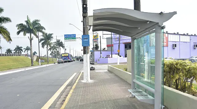 Abrigos de ônibus de PG recebem serviços de manutenção