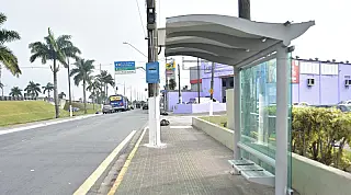 Abrigos de ônibus de PG recebem serviços de manutenção