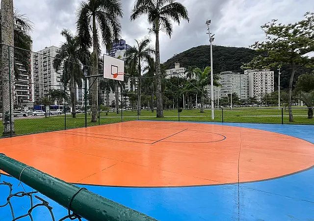 Quadra do Parque da Juventude ganha nova estrutura para jogos de basquete em São Vicente