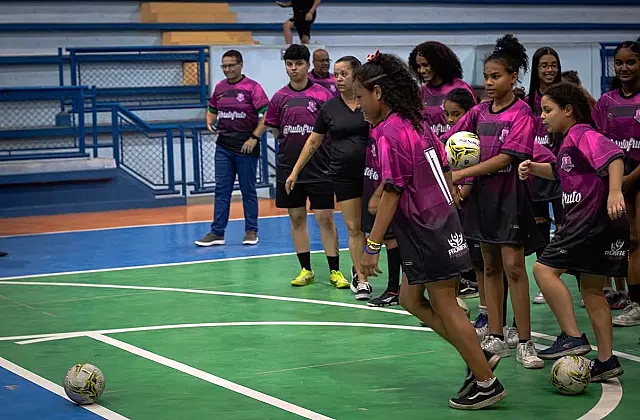Meninas encontram no futsal espaço para vencer a timidez, quebrar barreiras e construir novas trajetórias em Santos