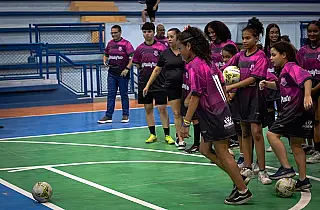 Meninas encontram no futsal espaço para vencer a timidez, quebrar barreiras e construir novas trajetórias em Santos