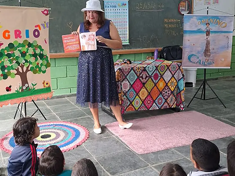 Professora da rede municipal escreve livro inspirado na infância de Benedito Calixto e fortalece a identidade caiçara nas escolas de Itanhaém