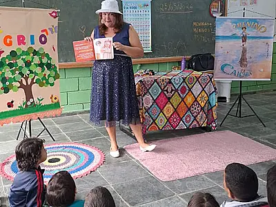Professora da rede municipal escreve livro inspirado na infância de Benedito Calixto e fortalece a identidade caiçara nas escolas de Itanhaém