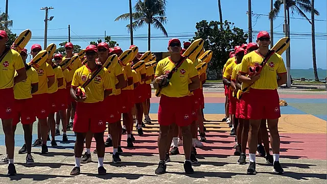Guarujá abre inscrições para seleção de guarda-vidas temporários