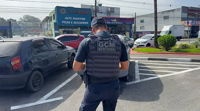 Prefeitura de Bertioga intensifica fiscalização e remove veículos abandonados das vias públicas