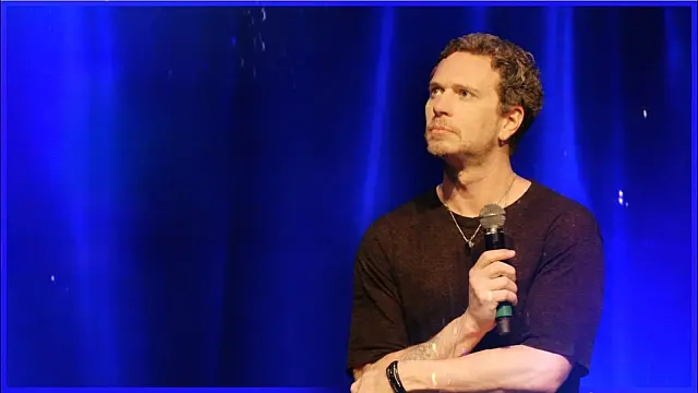 Fabiano Cambota apresenta stand-up "Sexy Sênior" nesta quinta-feira (6) em Guarujá
