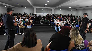 Agosto Lilás leva conscientização sobre violência contra a mulher a estudantes