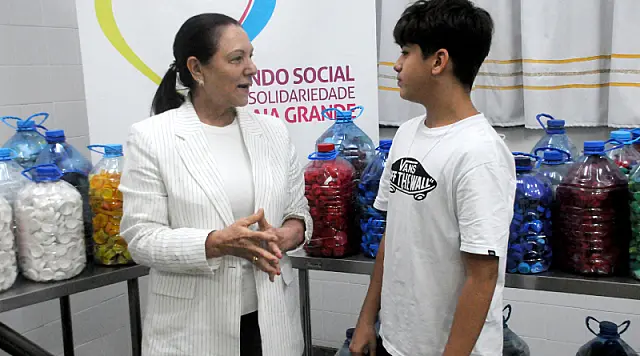 Garoto de 12 anos já entregou mais de 1.200 galões cheios de tampinhas  para o Fundo Social