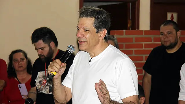 “Tarcísio não escolheu São Paulo”, diz Haddad em visita a Iguape
