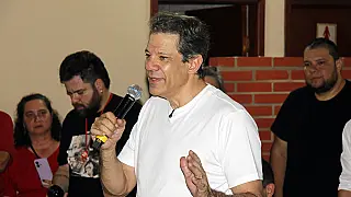 “Tarcísio não escolheu São Paulo”, diz Haddad em visita a Iguape