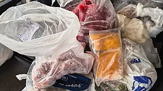 Operação interdita dois quiosques e apreende 50 kg de alimentos vencidos em Mongaguá