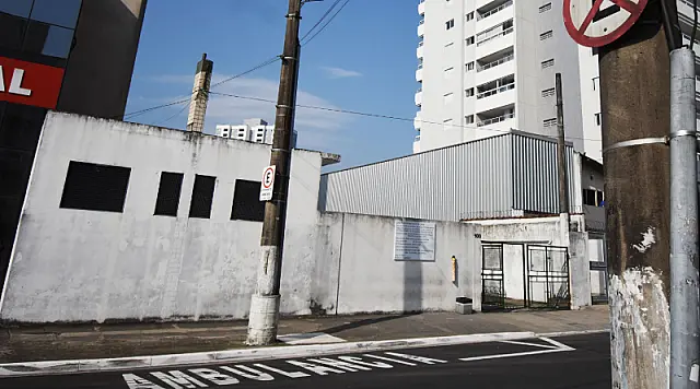 Sinalização de trânsito em áreas hospitalar e de pronto atendimento  prioriza emergências