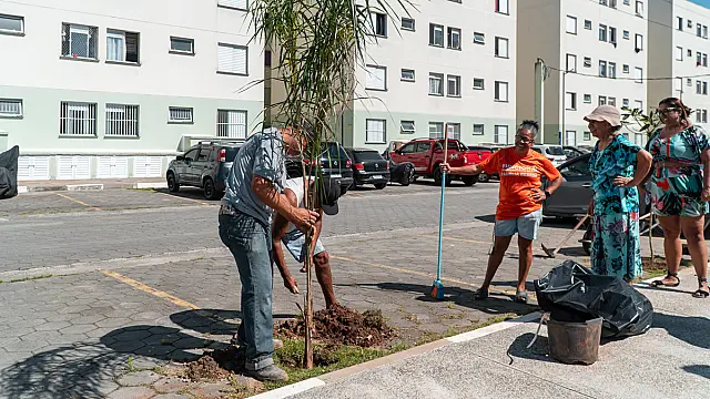 Prefeitura de Bertioga promove plantio de 200 mudas nativas da Mata Atlântica em ação de arborização urbana