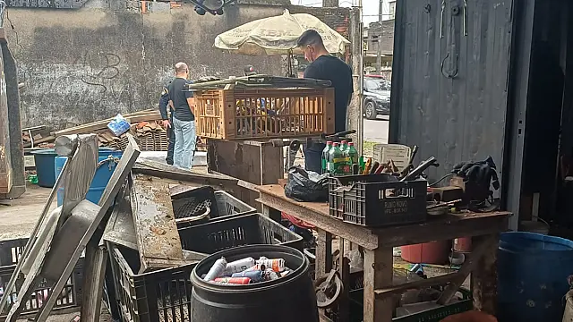 Guarujá autua ferros velhos durante operação