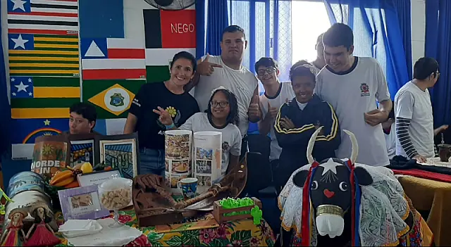 Folclore ganha vida em exposição da Escola da APAE São Vicente sobre as cinco regiões do Brasil
