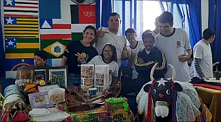 Folclore ganha vida em exposição da Escola da APAE São Vicente sobre as cinco regiões do Brasil