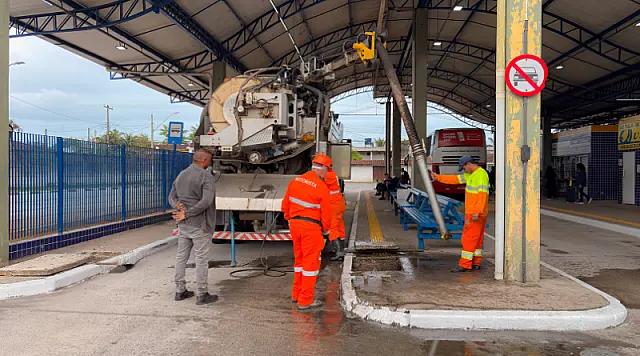 Bertioga reforça drenagem com limpeza de valas e canais na cidade
