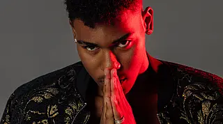 Neste sábado, o cantor Luker, Ex- The Voice Brasil, interpreta Milton Nascimento no SESI Cubatão, às 15 horas - Gratuito