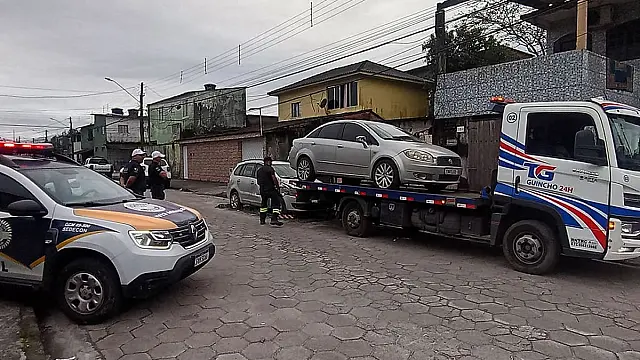 344 automóveis retirados das ruas: Operação Via Limpa notifica e remove mais veículos abandonados em Guarujá