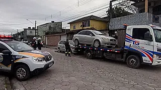 344 automóveis retirados das ruas: Operação Via Limpa notifica e remove mais veículos abandonados em Guarujá