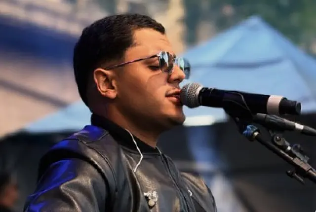 Cantor Andrezinho faz show no Happy Hour da Arenas Evo Santos nesta sexta-feira (18)