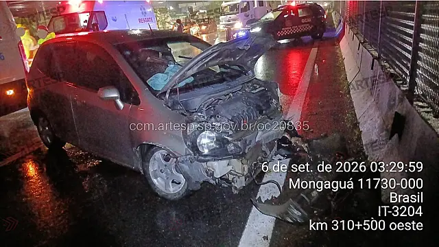 Motorista dorme ao volante e bate contra barreira na SP-055