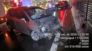 Motorista dorme ao volante e bate contra barreira na SP-055