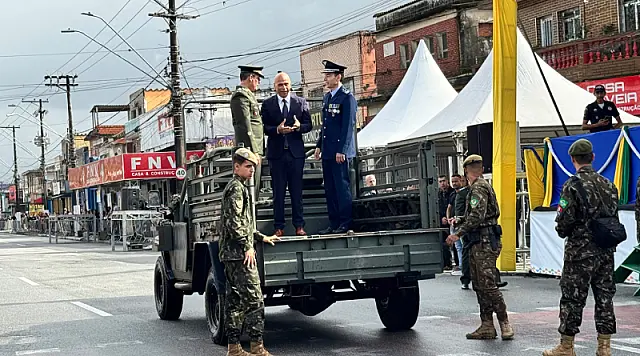 Com carros oficiais, desfile Cívico-Militar encanta público em Vicente de Carvalho