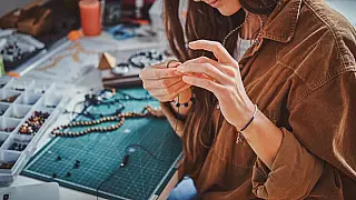 Cubatão abre inscrições para curso gratuito de produção de bijuterias e empreendedorismo