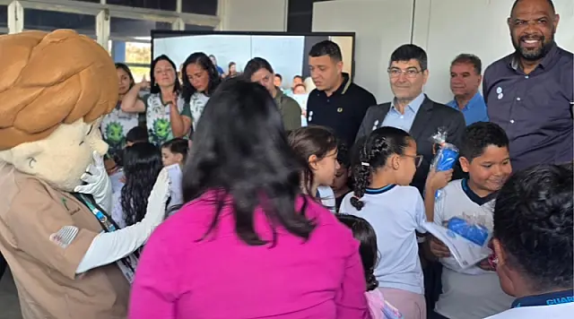 Estudantes recebem certificados e bottons do Programa Turismo na Escola