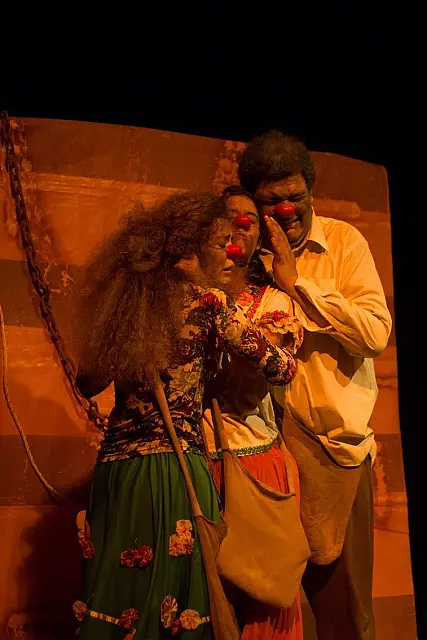 ESPETÁCULO ENCLOWNSURADOS NA PRAIA GRANDE